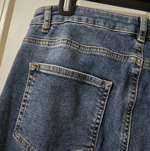 NWT LOLA Bradly-DIS Midrise Flare Jeans, Medium Wash, Destructed, Size 32. - Picture 10 of 13